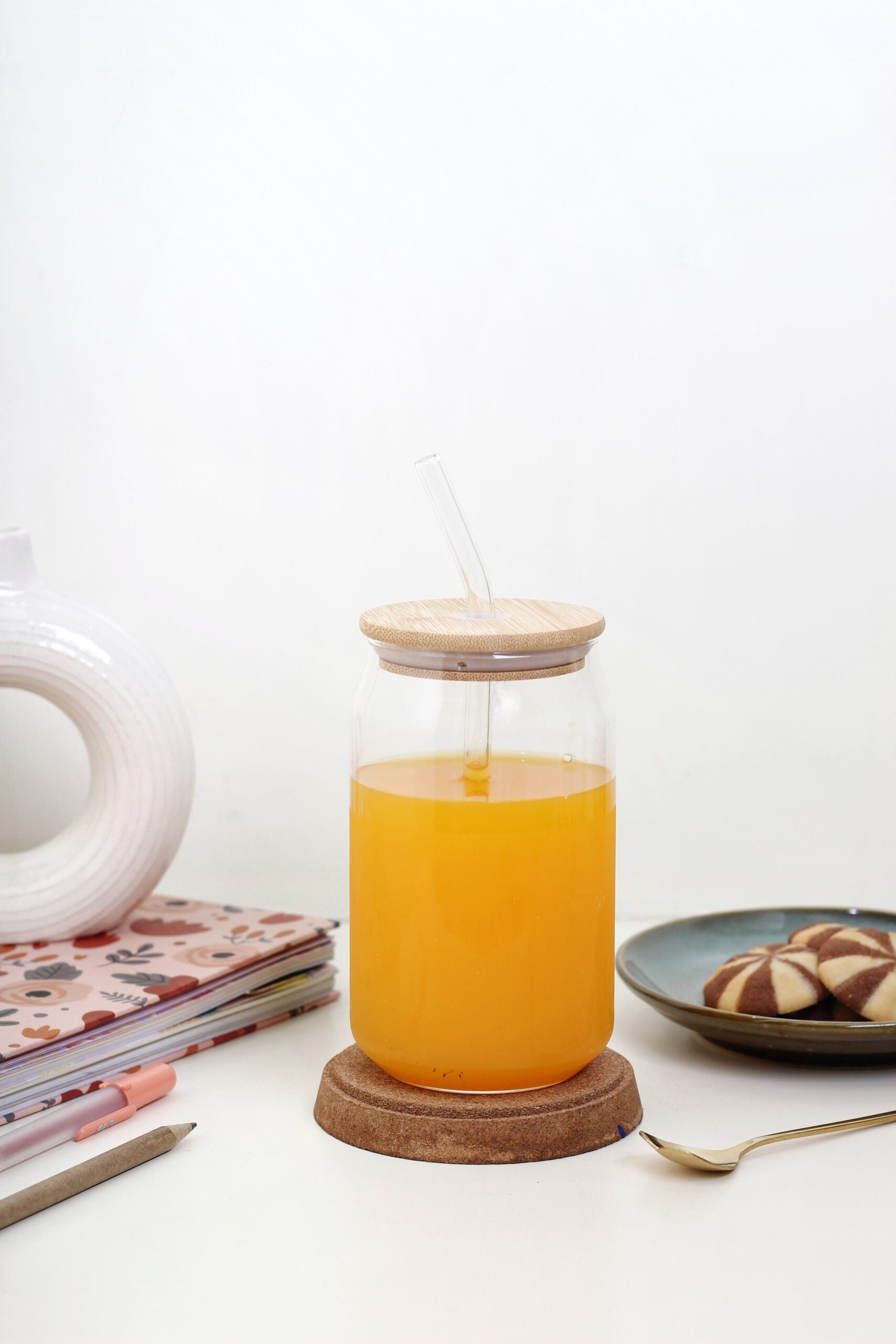 Stylish Glass Tumbler with Wooden Lid (540 ml)