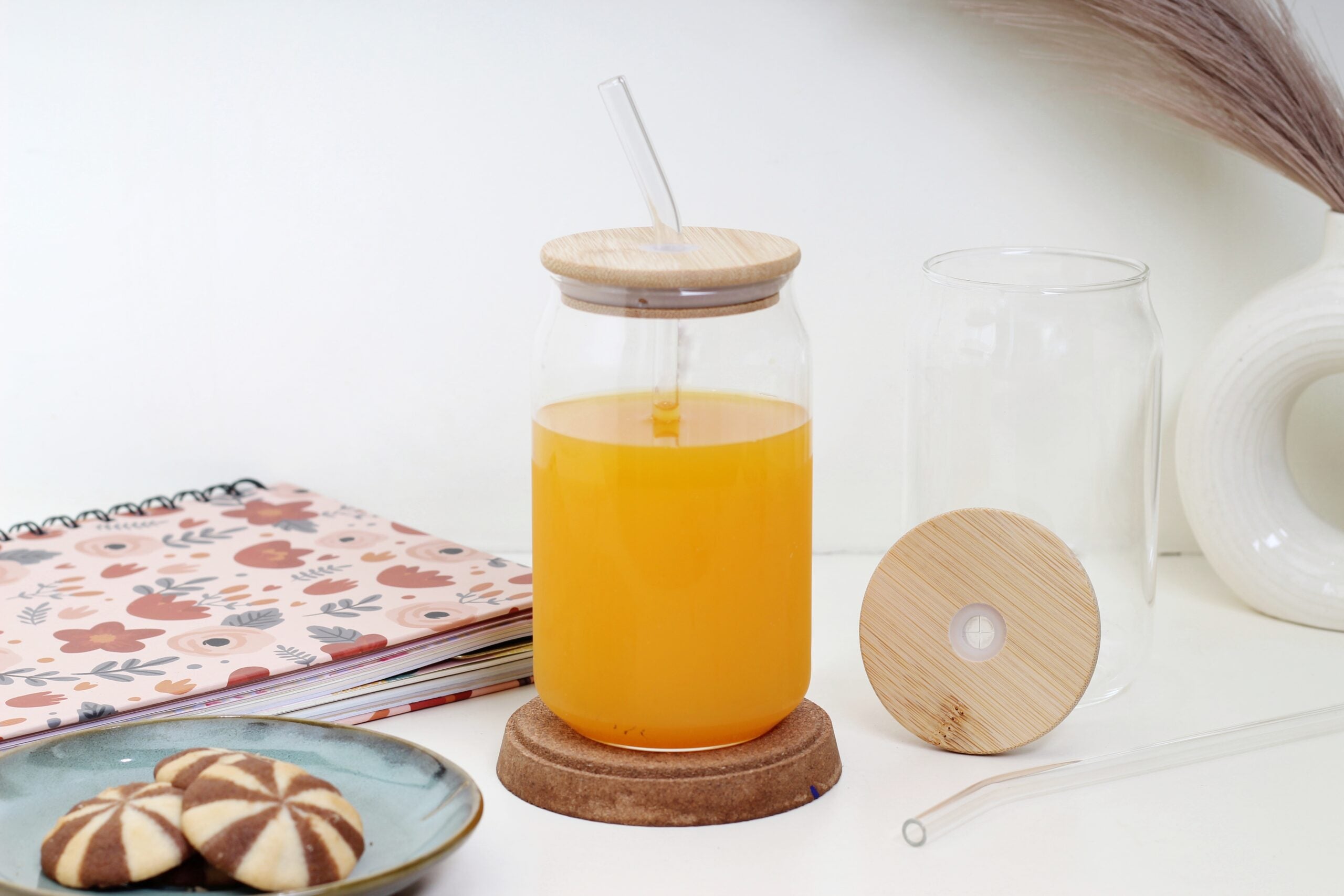Stylish Glass Tumbler with Wooden Lid (540 ml)